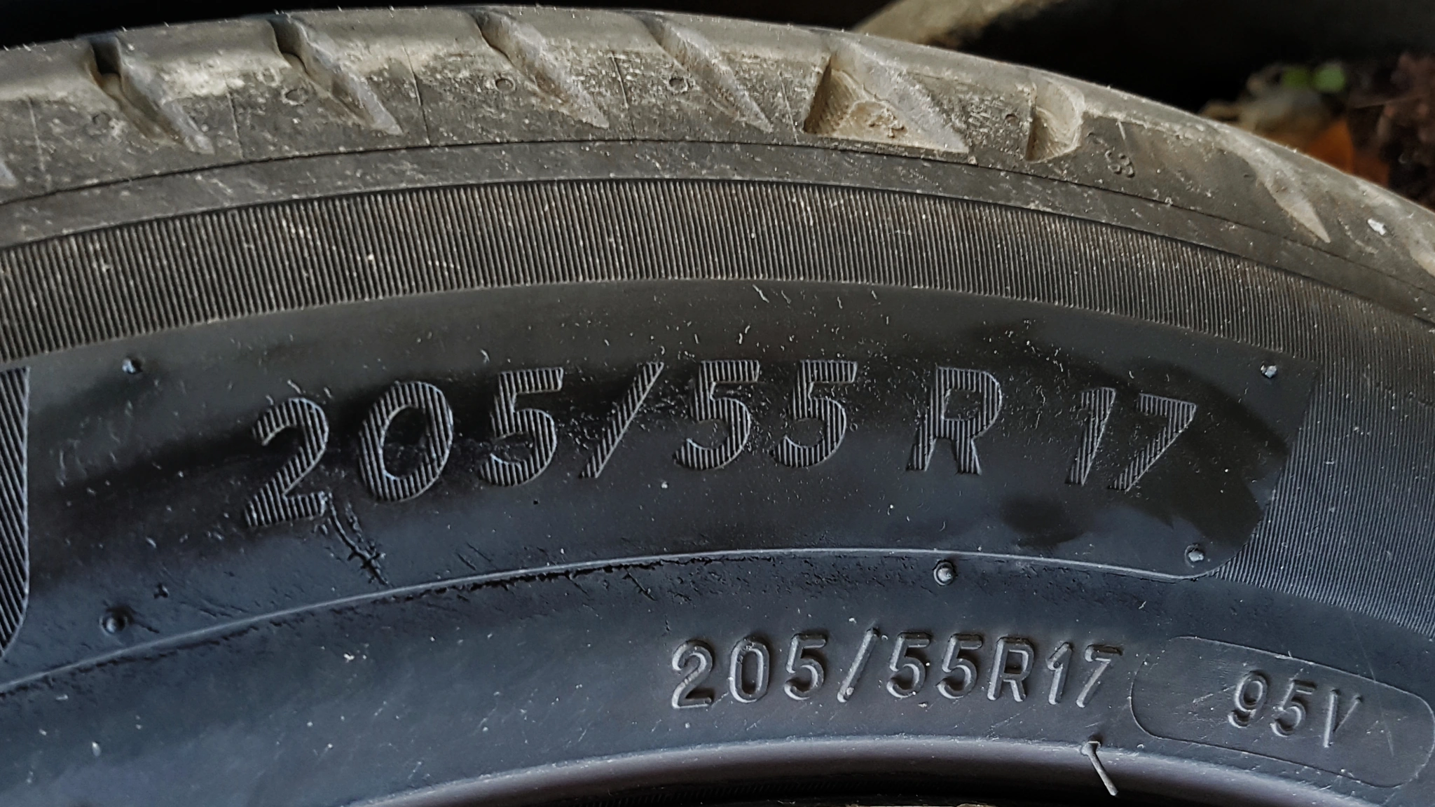 Маркировка 205/55 R17 95V на боковине автомобильной шины