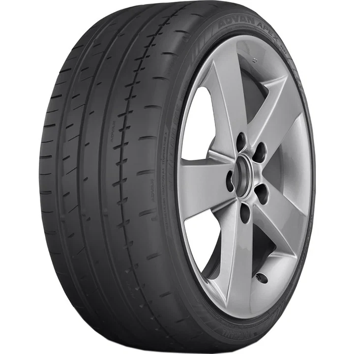 Yokohama Advan Apex V601 235/45 R18, внешний вид протектора